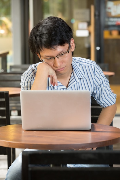 Pessoa asiática usando um computador pessoal