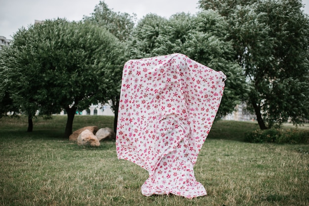 Pessoa assustadora em traje fantasma posando ao ar livre no parque outono.