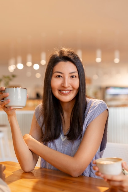 Foto pessoa bebendo café na cafeteria espaçosa