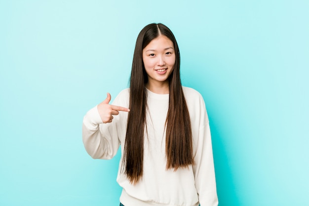 Pessoa bonita jovem mulher chinesa apontando algo