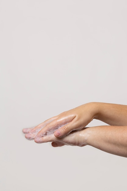 Foto pessoa caucasiana lavando as mãos isoladas no branco