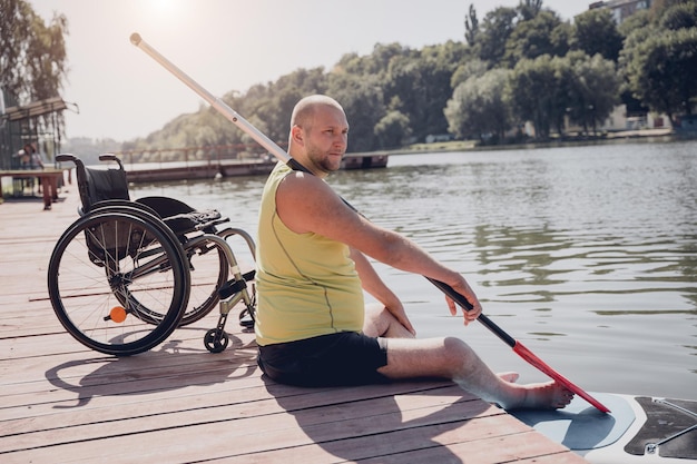 Pessoa com deficiência física em cadeira de rodas será transportada a bordo