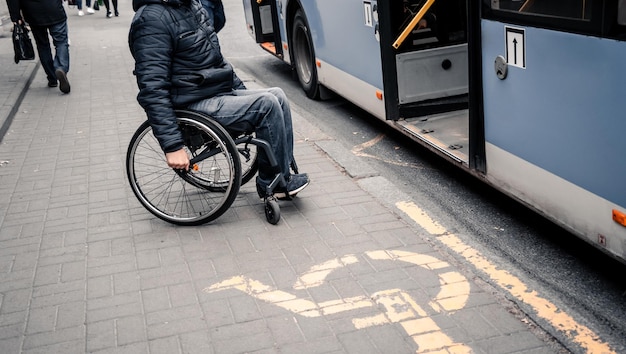 Pessoa com deficiência física entra no transporte público com uma rampa acessível