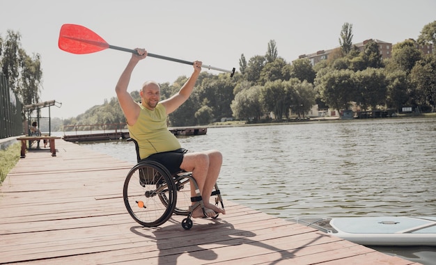 Pessoa com deficiência física que usa cadeira de rodas será transportada a bordo