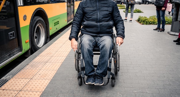 Pessoa com deficiência física sai do transporte público com uma rampa acessível