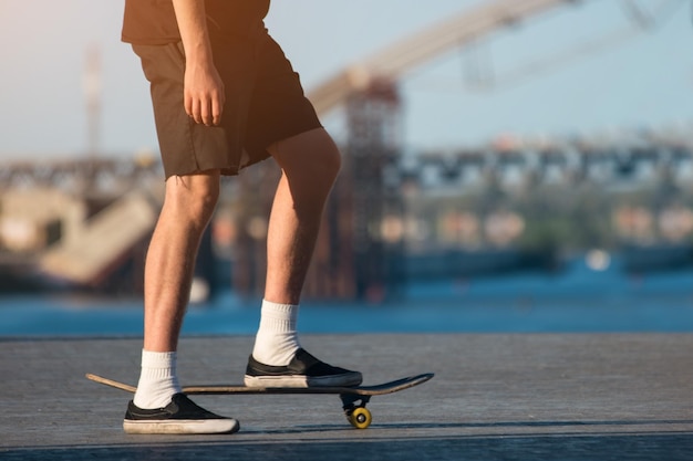 Pessoa com skate ao ar livre.