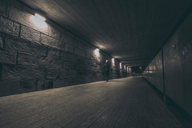 Pessoa correndo pelo túnel à noite