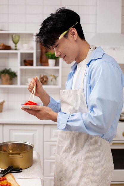 Foto pessoa cozinhando comida japonesa