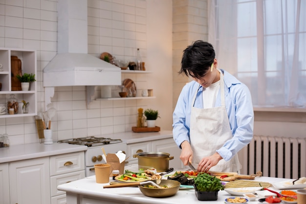 Pessoa cozinhando comida japonesa