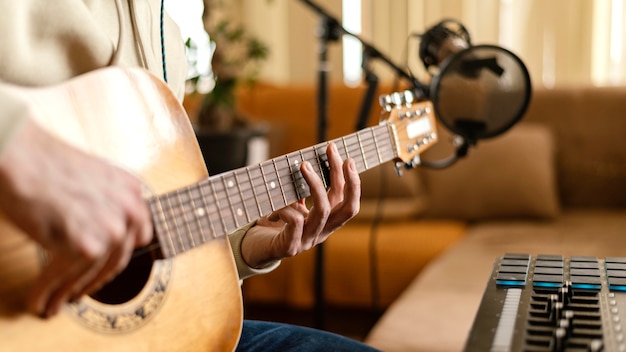 Foto pessoa criativa praticando música