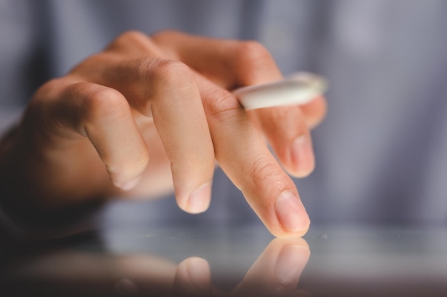 Foto pessoa de empresário de conceito de tecnologia de comunicação empresarial usando caneta digital para trabalhar no dispositivo de tela do computador tablet no documento de marketing on-line do local de trabalho de escritório moderno na mesa de mesa