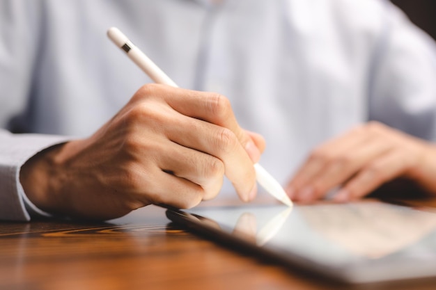 Pessoa de homem de negócios usando uma caneta para assinar um documento de acordo para aprovar pela mão de assinatura do empresário que trabalha na papelada do contrato de advogado de finanças no conceito de escritório de acordo na mesa de negócios