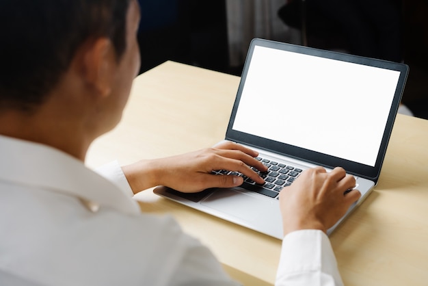 Pessoa de negócios ou trabalhador de escritório usando laptop enquanto está sentado na mesa.