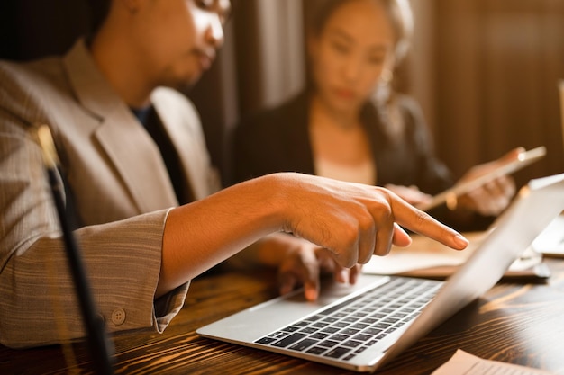 Pessoa de negócios profissional digitando na mesa do laptop do computador no escritório usando tecnologia de teclado para trabalhar no trabalho de comunicação on-line no local de trabalho