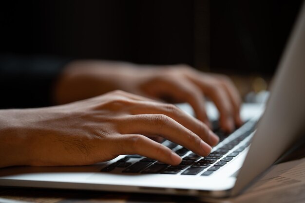 Pessoa de negócios profissional digitando na mesa do laptop do computador no escritório usando tecnologia de teclado para trabalhar no trabalho de comunicação on-line no local de trabalho