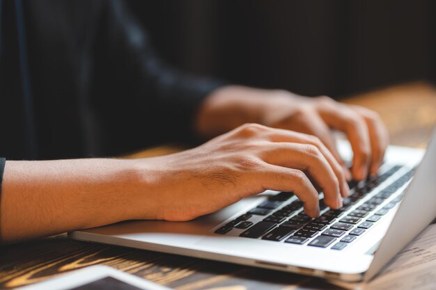 Pessoa de negócios profissional digitando na mesa do laptop do computador no escritório usando tecnologia de teclado para trabalhar no trabalho de comunicação on-line no local de trabalho