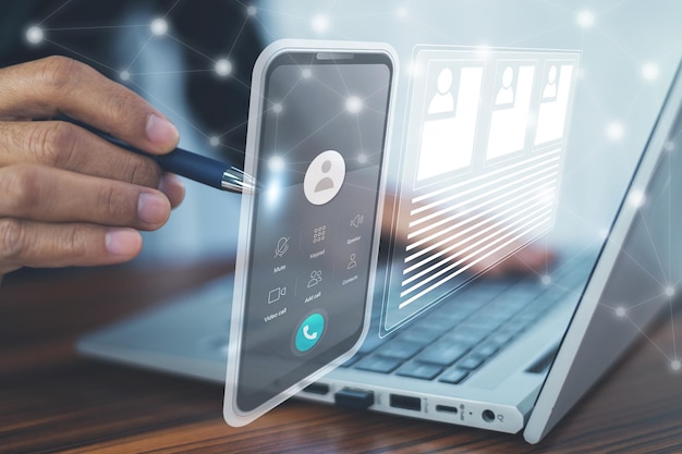 Pessoa de negócios usando smartphone e trabalhando em computador contra o fundo de tecnologia gestão de tecnologia de IA