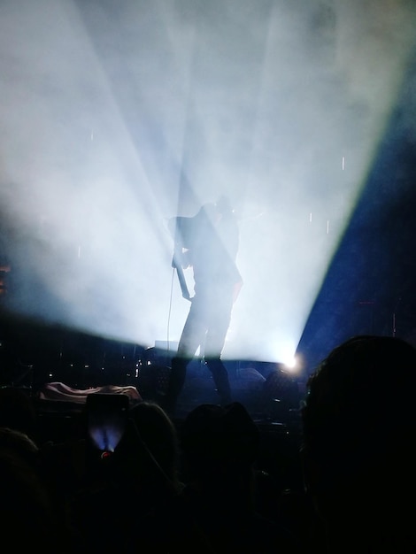 Pessoa de pé no palco em um concerto de música