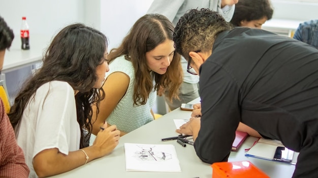 Pessoa desenhando à mão com caneta lápis e tinta perspectivas arquitetônicas em cores