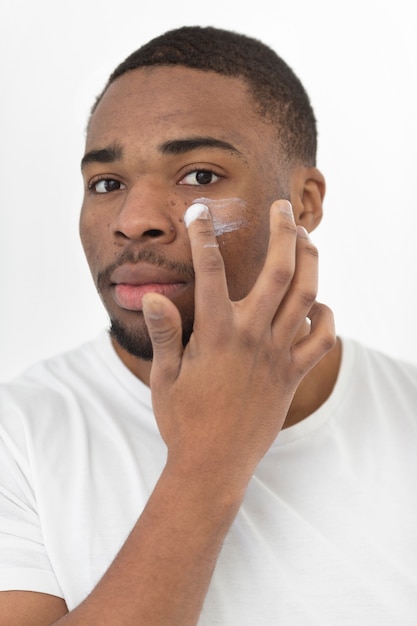 Foto pessoa desfrutando de tratamento facial antienvelhecimento