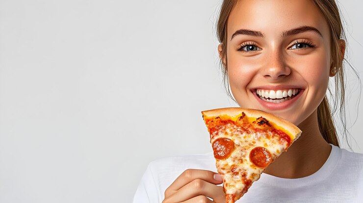 Pessoa desfrutando de uma deliciosa fatia de pizza com expressão alegre em fundo branco limpo