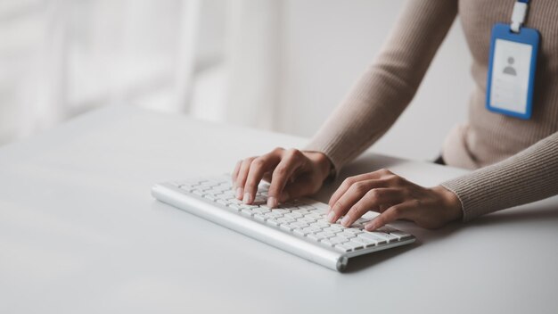 Pessoa digitando em um teclado de computador empresário está trabalhando no escritório de uma empresa de inicialização ele está digitando mensagens para seus colegas e fazendo documentos financeiros resumindo as reuniões Copiar espaço