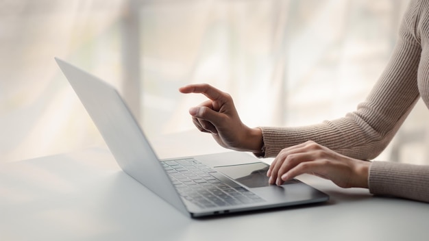 Pessoa digitando no teclado do laptop empresário trabalhando no laptop ele está digitando mensagens para colegas e fazendo ficha de informações financeiras para resumir a reunião