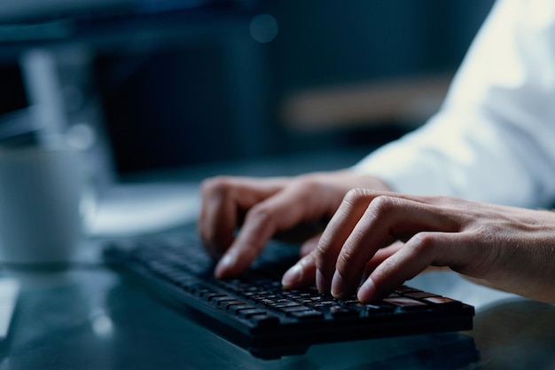 Homem Digitando No Teclado Com Jogo Criando No Holograma Imagem de Stock -  Imagem de ajuste, jogos: 181935749