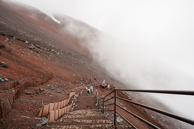 pessoa escalando a montanha fuji