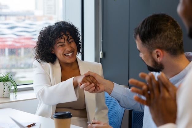 Foto pessoa expressando gratidão a seus colegas de trabalho