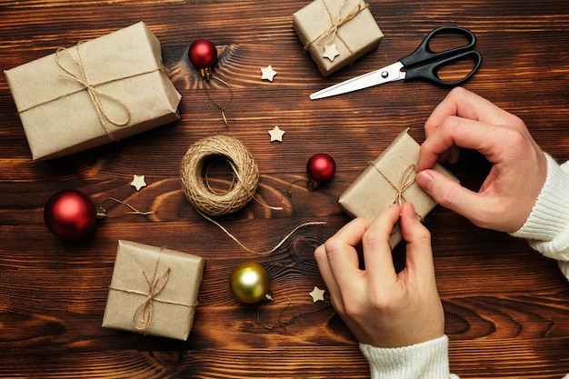 Pessoa fazendo presentes de natal