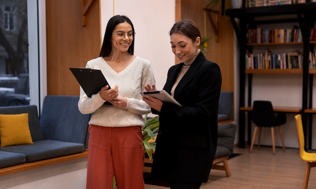 Foto pessoa fazendo uma pausa no trabalho no escritório