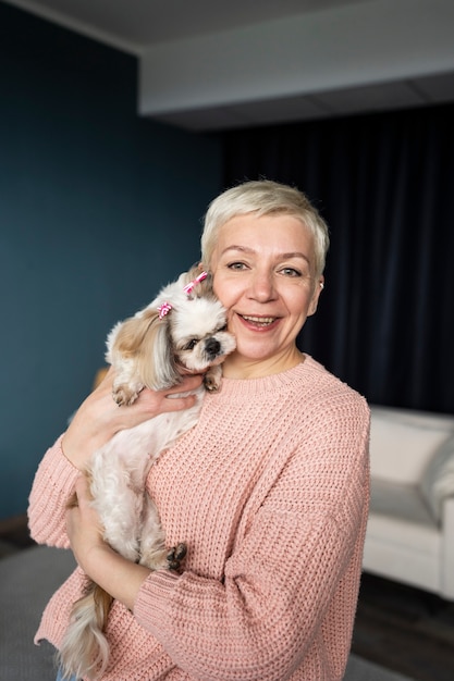 Foto pessoa idosa com seu cachorro de estimação