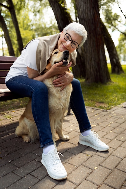 Foto pessoa idosa gastando tempo com seus animais de estimação