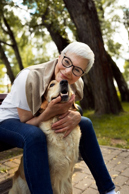 Foto pessoa idosa gastando tempo com seus animais de estimação