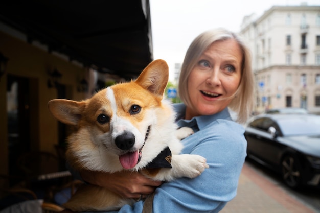 Foto pessoa idosa gastando tempo com seus animais de estimação