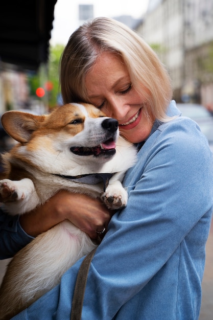 Pessoa idosa gastando tempo com seus animais de estimação