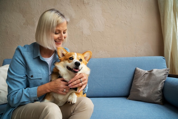 Pessoa idosa gastando tempo com seus animais de estimação