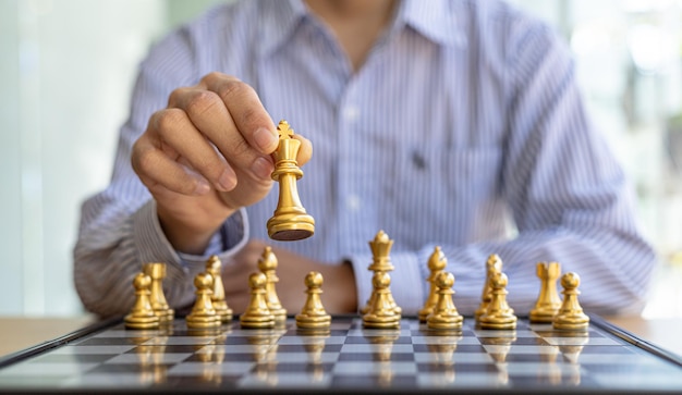 Xadrez de jogo de tabuleiro e homens jogando em uma mesa enquanto conversam  sobre estratégia ou plano parceiros de negócios ou amigos juntos para jogar  relaxam e se relacionam com o ícone