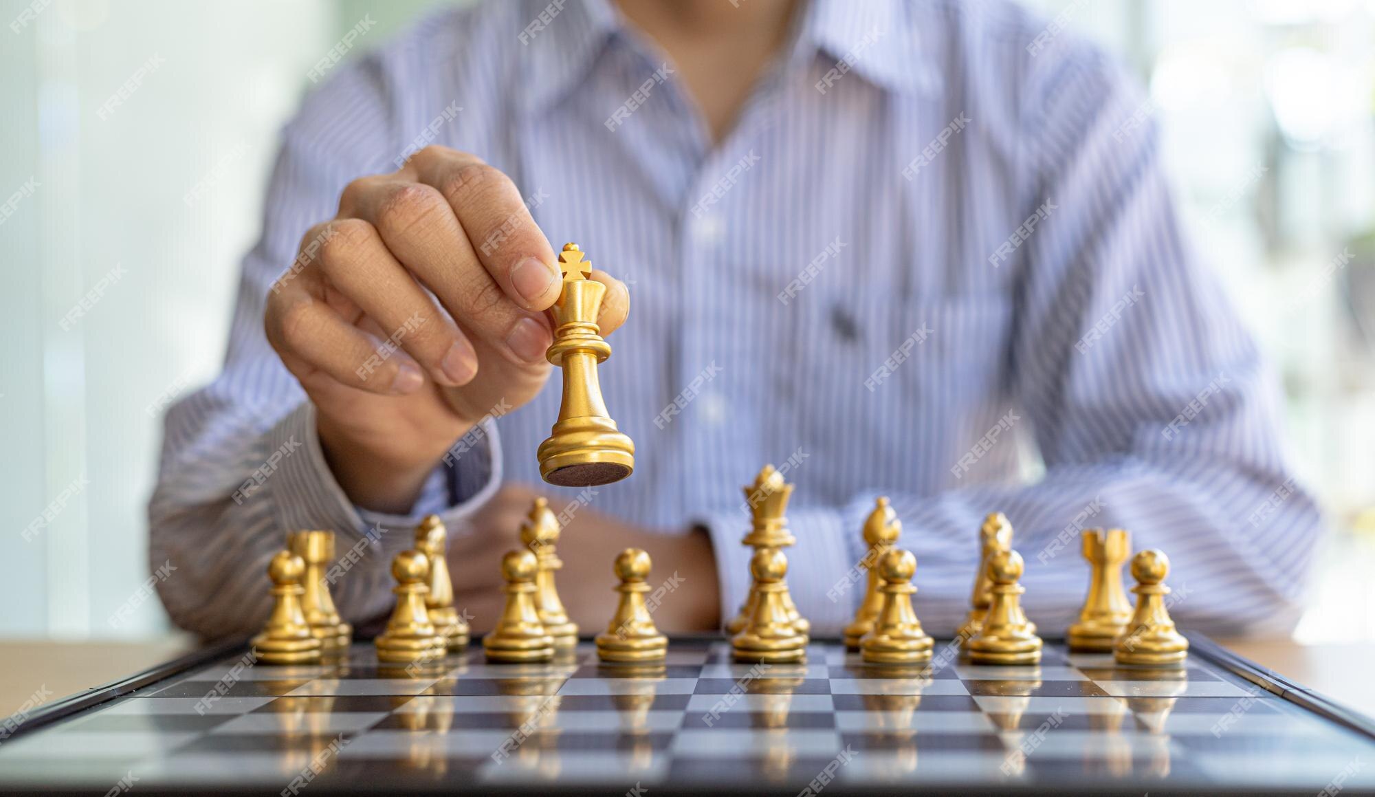 Idéias De Estratégia De Negócios, Planejamento Estratégico. Mão Humana  Segurando Uma Peça De Xadrez Dourado Está Jogando Um Jogo Para Xeque-mate O  Adversário No Tabuleiro De Xadrez. Foto Royalty Free, Gravuras, Imagens