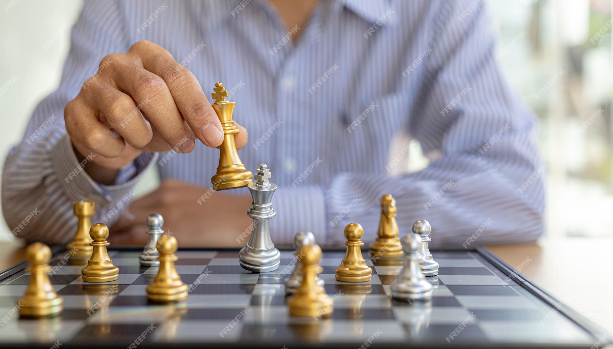 Homem De Negócios Segurando E Movendo A Figura Do Xadrez No