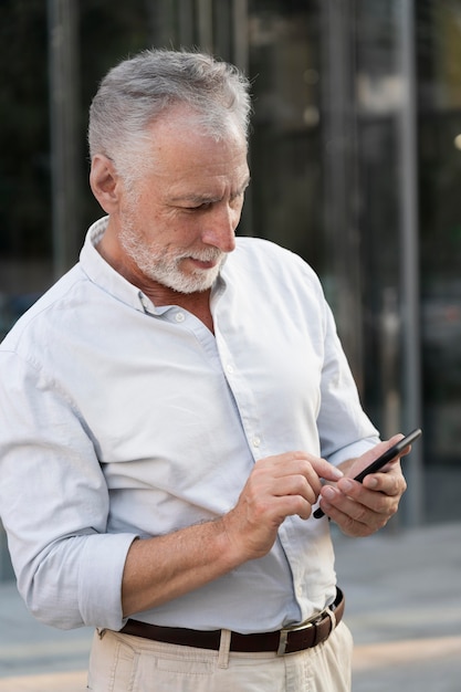 Foto pessoa jogando sudoku em um smartphone