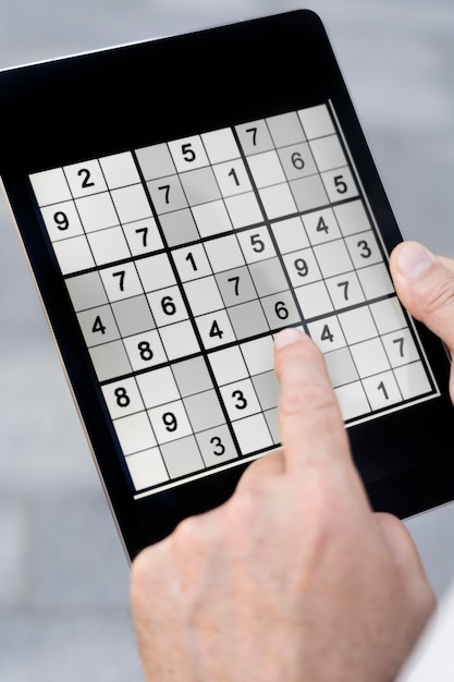 Pessoa jogando sudoku em um tablet