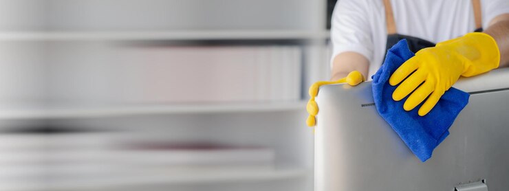 Pessoa limpando a sala Trabalhador de limpeza está usando pano para limpar a tela do computador na sala de escritório da empresa Pessoal de limpeza Conceito de limpeza na organização