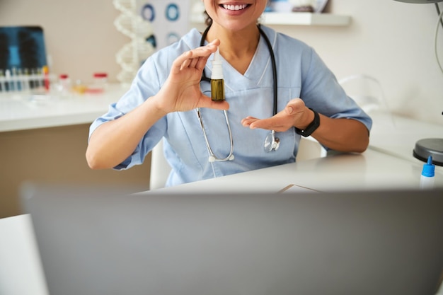 Pessoa médica fazendo uma apresentação em vídeo de um produto