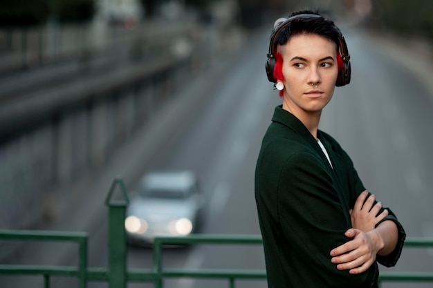 Pessoa não binária com penteado moderno retrato com espaço de cópia