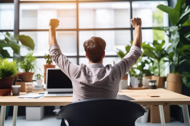 Foto pessoa no escritório homem com um laptop levantando os braços com um olhar de sucesso