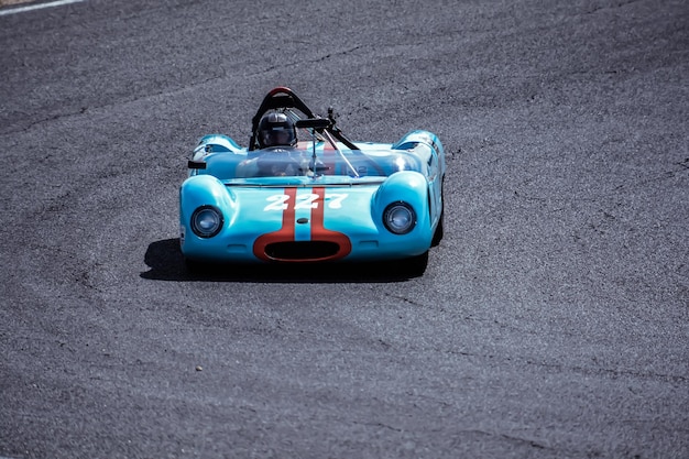 Foto pessoa num automóvel desportivo na estrada