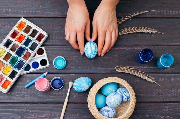 Pessoa pintando ovos de Páscoa