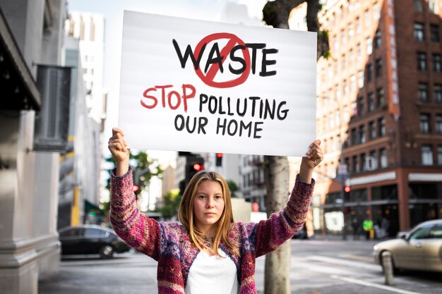 Foto pessoa protestando com cartaz na cidade para o dia mundial do meio ambiente